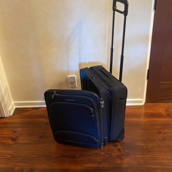 Briggs & Riley Carry-On 18-19” Expandable Spinner - nearly perfect condition - Picture 13 of 13